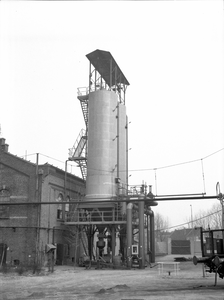 821196 Gezicht op een installatie van de Gemeentelijke Gasfabriek (Wittevrouwensingel 88 / Blauwkapelseweg) te Utrecht.